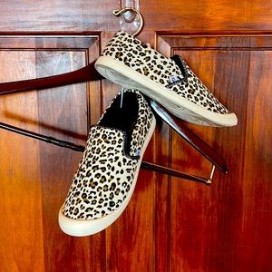 Slip on Tommy Bahama women’s shoes. Memory foam comfort.